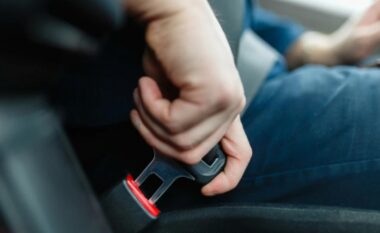Ku është vendi më i sigurt për t'u ulur në veturë në rast aksidenti?