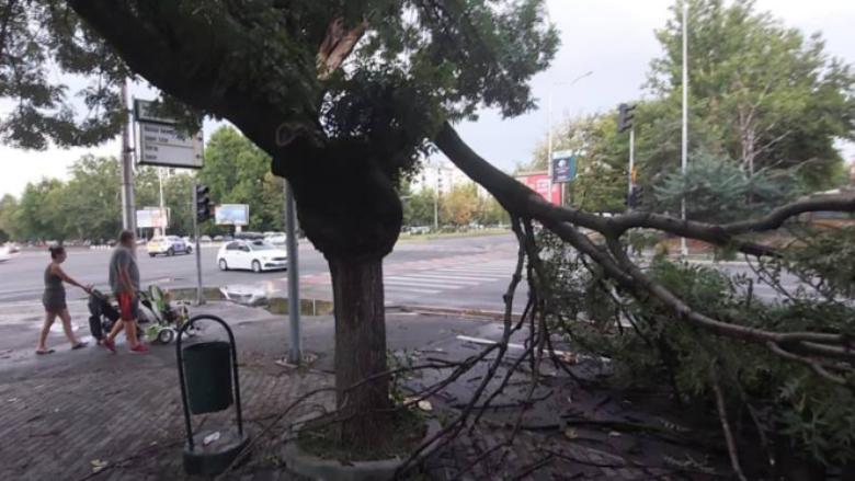 Disa pjesë të Shkupit pa energji elektrike për më shumë se 10 orë pas stuhisë