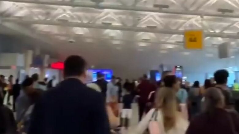 Disa të lënduar nga një zjarr në shkallët lëvizëse të aeroportit JFK në New York City – pasagjerët përshkruajnë se çfarë ndodhi