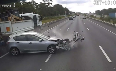 Pamje nga një “mosmarrëveshje” midis një Subaru dhe një Mazda e cila përfundon me përplasje
