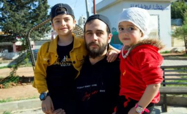 “Në më pak se tre muaj, ëndrra u bë realitet”: Rrëfimi për binjakët sirianë që kanë arritur të dëgjojnë për herë të parë