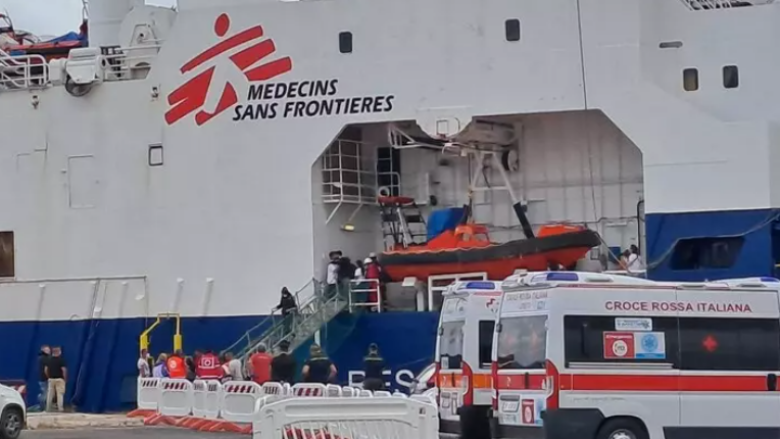 Rreth 99 emigrantë të shpëtuar në brigjet e Libisë mbërrijnë në Salerno të Italisë