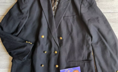 Një grua bleu shumë lirë një xhaketë nga një dyqan bamirësie në Angli – rastësisht zbuloi se “çfarë thesari” fshihej në një nga xhepat e saj