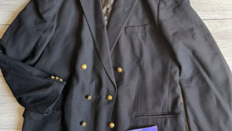Një grua bleu shumë lirë një xhaketë nga një dyqan bamirësie në Angli – rastësisht zbuloi se “çfarë thesari” fshihej në një nga xhepat e saj