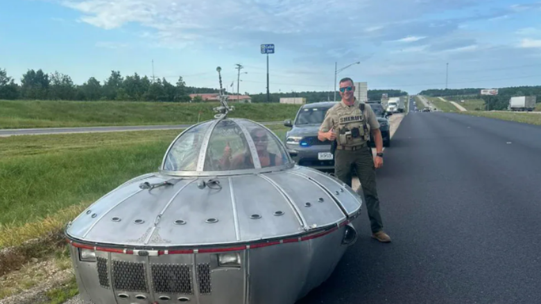 Policia amerikane ndalon veturën në formë UFO-je, befasohet nga dizajni i saj