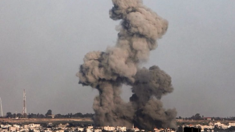 Izraeli sulmon Gazën nga ajri, deti dhe toka, pasi Hamasi njofton tërheqjen nga bisedimet e armëpushimit