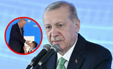 Erdogan “godet me shuplakë” djalin e vogël që nuk i puthi dorën, pamjet bëhen virale