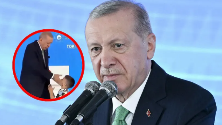 Erdogan “godet me shuplakë” djalin e vogël që nuk i puthi dorën, pamjet bëhen virale