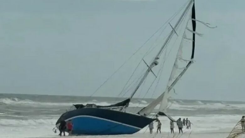 “Anija fantazmë” del në breg pasi i mbijetoi uraganit