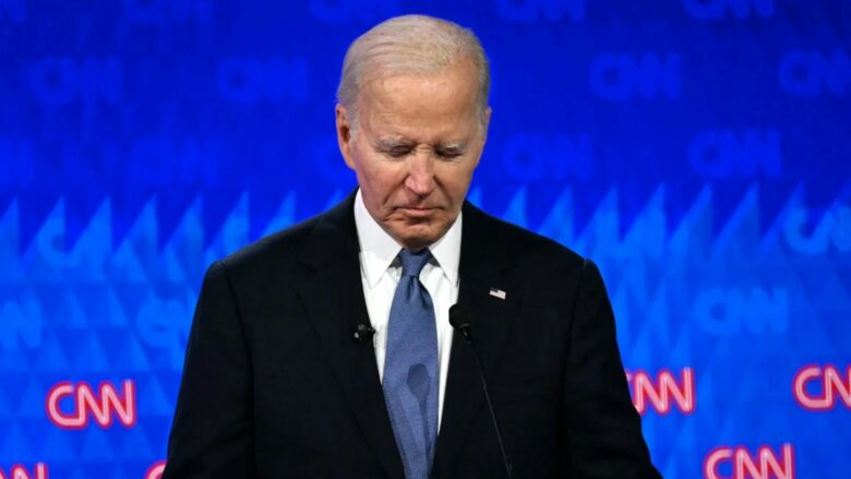 Thotë se ‘gati e zuri gjumi në skenë’ – Biden fajëson udhëtimet ndërkombëtare për performancën e dobët në debatin me Trump