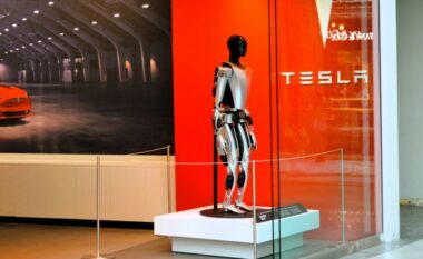 Musk: Prodhimi masiv i robotëve humanoidë fillon në Tesla