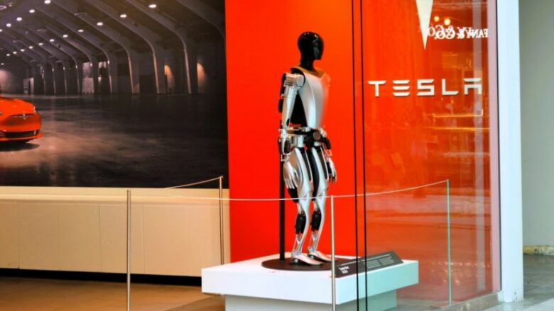 Musk: Prodhimi masiv i robotëve humanoidë fillon në Tesla