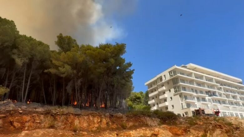 Përkeqësohet situata me zjarret në Shëngjin, flakët arrijnë shumë pranë apartamenteve – pamje