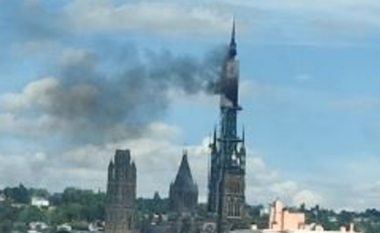 Maja e katedrales së famshme franceze në zjarr