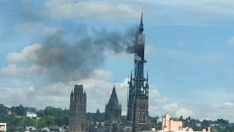 Maja e katedrales së famshme franceze në zjarr