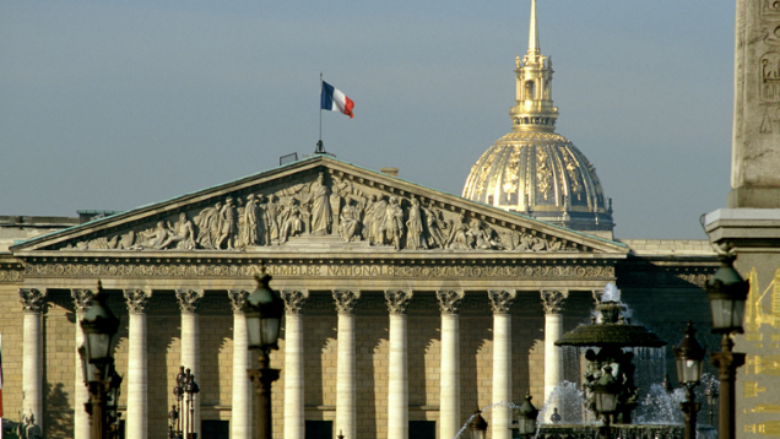 Publikohet projeksioni i parë i Parlamentit të ri francez, bazuar në exit poll-e