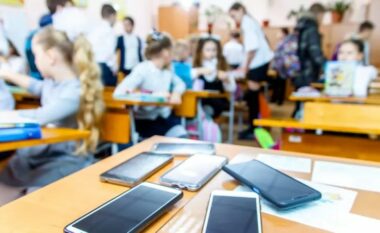 Qeveria e Giorgia Melonit njofton se Italia do të ndalojë telefonat inteligjentë në shkolla