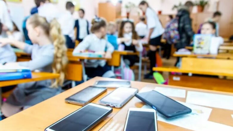 Qeveria e Giorgia Melonit njofton se Italia do të ndalojë telefonat inteligjentë në shkolla