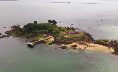 Ishulli prej 6 hektarësh me një plazh privat dhe “15 fantazma” është vendosur në shitje