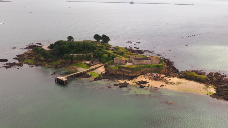 Ishulli prej 6 hektarësh me një plazh privat dhe “15 fantazma” është vendosur në shitje