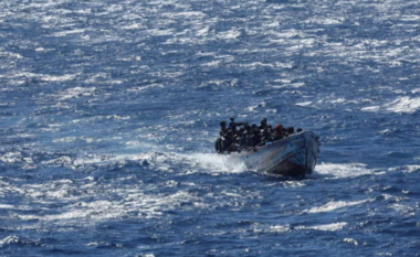 Trupat e pajetë të 89 emigrantëve nxirren nga Atlantiku