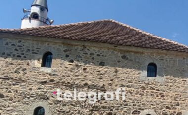 Xhamia 530 vjeçare e veshur me ngjyrat kuq e zi, monumenti historik i Pejës