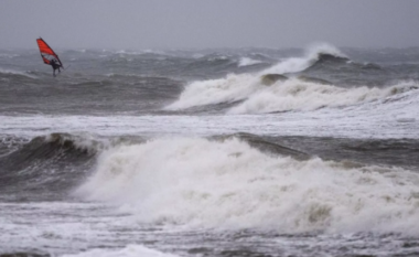 Letonia dhe Lituania goditen nga stuhi të fuqishme, një person humb jetën