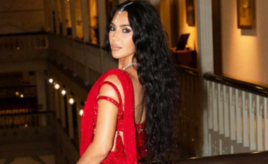 Kim Kardashian kritikohet për paraqitjen në dasmën e shumëpërfolur në Indi: Ngjyra e kuqe është vetëm për nusen