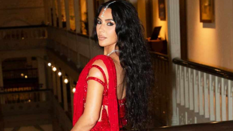 Kim Kardashian kritikohet për paraqitjen në dasmën e shumëpërfolur në Indi: Ngjyra e kuqe është vetëm për nusen