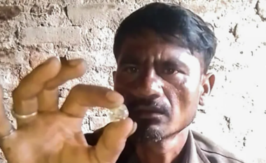 Punëtori indian i ‘zhytur’ në borxhe gjen diamantin në vlerë të 100 mijë dollarëve që i ndryshon jetën