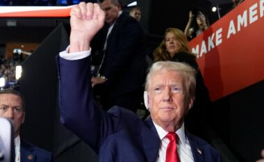 Trump pritet si një hero në Konventën Kombëtare Republikane, paraqitja e parë publike e ish-presidentit që kur i mbijetoi një atentati