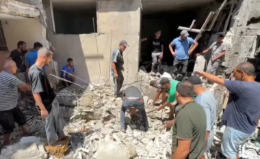 Të paktën trembëdhjetë të vrarë në një sulm ajror izraelit në dy kampe refugjatësh në Gazën qendrore