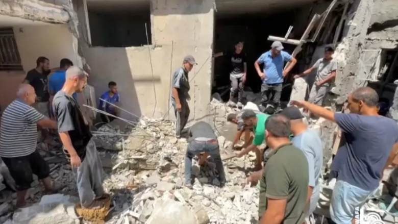 Të paktën trembëdhjetë të vrarë në një sulm ajror izraelit në dy kampe refugjatësh në Gazën qendrore