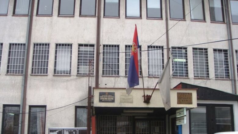 A e shkelën rendin kushtetues punonjësit e institucioneve paralele serbe në Kosovë?