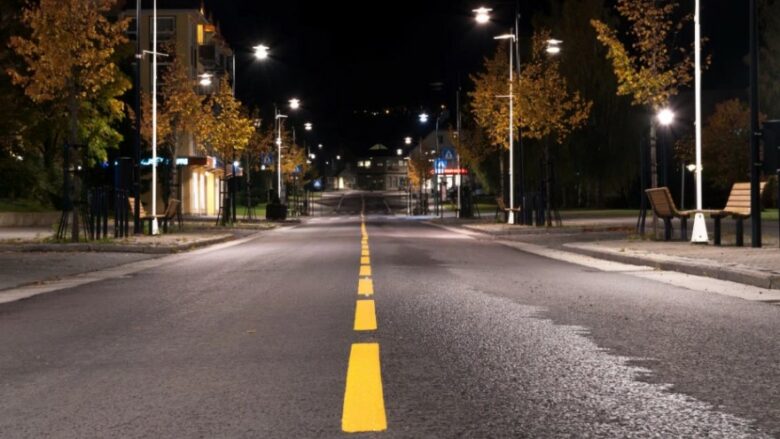 Rruga e zgjuar: Ndriçimi publik ndizet me ndriçimin e plotë vetëm kur afrohet një automjet ose këmbësorë