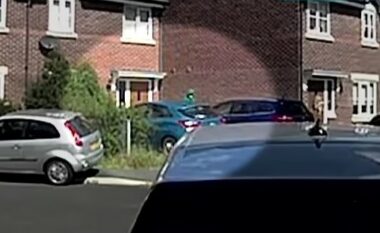 I dyshuari, i maskuar, po ecte afër një shtëpie – pak para se të sulmonte me thikë fëmijët në Southport të Anglisë – duke vrarë dy prej tyre