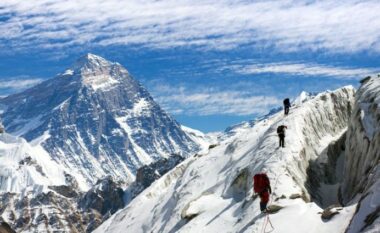 Fluturim me dron mbi malin Everest: Pamjet e pabesueshme 4 minuta do t’ju lënë pa frymë