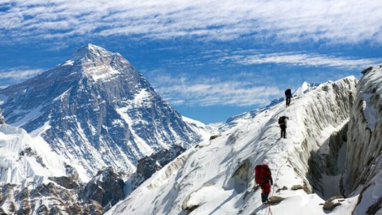 Fluturim me dron mbi malin Everest: Pamjet e pabesueshme 4 minuta do t’ju lënë pa frymë