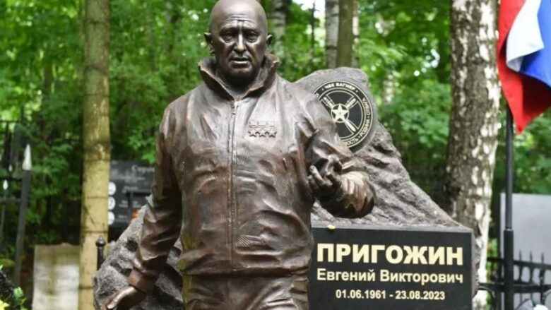Iu hodh bojë e bardhë dhe në dorë iu vendos një lodër seksi – pamje që tregojnë se si u vandalizua statuja e Prigozhinit në Rusi