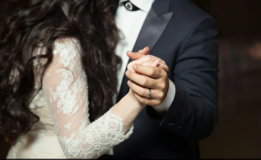 Çifti nga Kuvajti divorcohet vetëm tre minuta pasi u shpallën burrë e grua, arsyeja do iu bëjë të qeshni