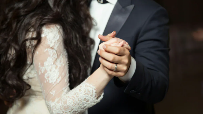 Çifti nga Kuvajti divorcohet vetëm tre minuta pasi u shpallën burrë e grua, arsyeja do iu bëjë të qeshni