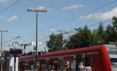 U ngjit në telat elektrikë të trenit në Gjermani, lëndohet rëndë 14-vjeçari nga Kosova