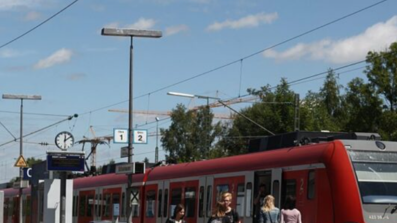 U ngjit në telat elektrikë të trenit në Gjermani, lëndohet rëndë 14-vjeçari nga Kosova