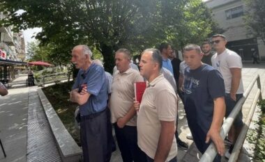 ​Banorët e Shipitullës protestojnë para zyrave të KEK-ut në Prishtinë “duam ta shpronësojmë të gjithë fshatin”