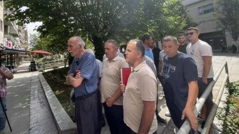 ​Banorët e Shipitullës protestojnë para zyrave të KEK-ut në Prishtinë “duam ta shpronësojmë të gjithë fshatin”