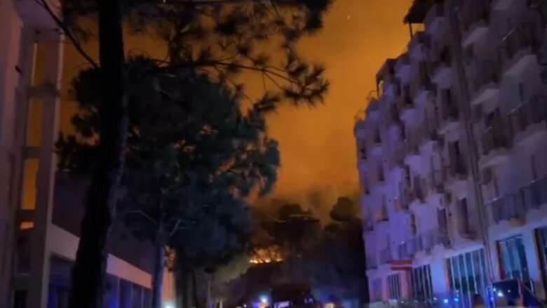Gjendje e rënduar në Shëngjin, zjarri përhapet pranë hoteleve dhe banesave – evakuohen banorët dhe turistët