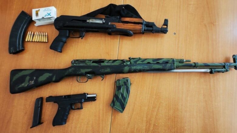 Aksioni i Policisë dhe Prokurorisë, ndalohen dy persona në Lipjan dhe gjenden armë të gjata e municion