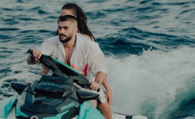 Butrint Imeri publikon foto me një bukuroshe misterioze në motor-skaf: Koha shumë e mirë, veç duhet ta lëshoj edhe bombën