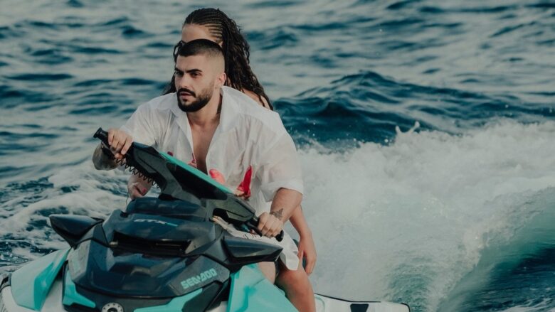 Butrint Imeri publikon foto me një bukuroshe misterioze në motor-skaf: Koha shumë e mirë, veç duhet ta lëshoj edhe bombën