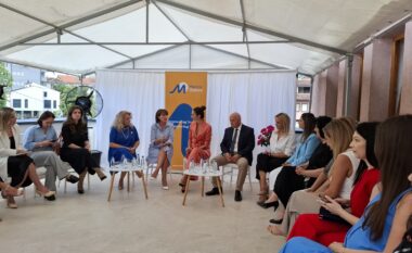 Ish-presidentja Atifete Jahjaga dhe Emina Çunmulaj vizitojnë shoqatën “Medica Gjakova”